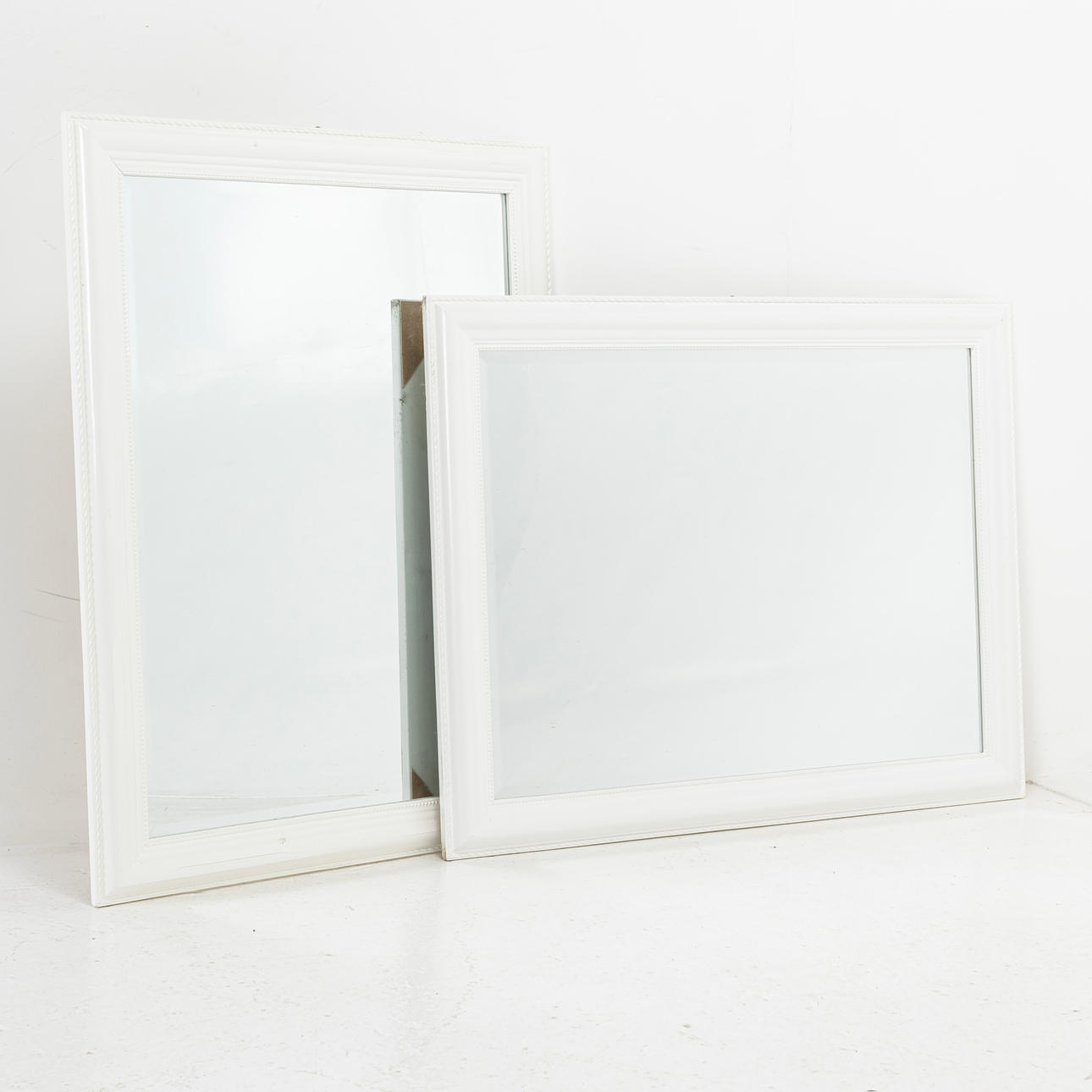 SPEGLAR, 2 st, vita, samtida tillverkning.