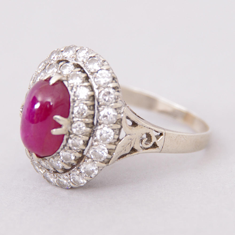 RING, 18k vitguld med diamanter och rubin.