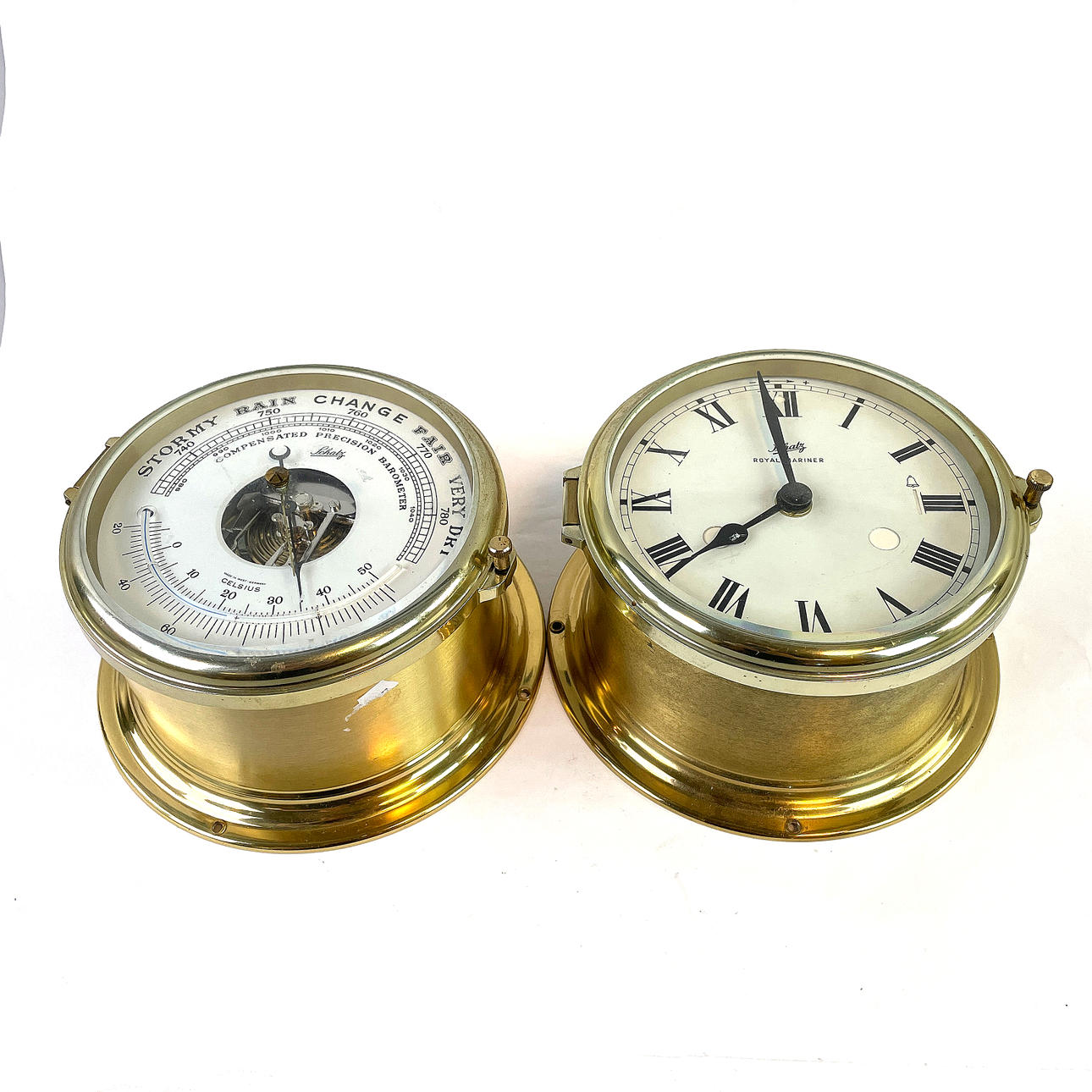 Eine Messinguhr und ein Barometer von Schatz, Deutschland.