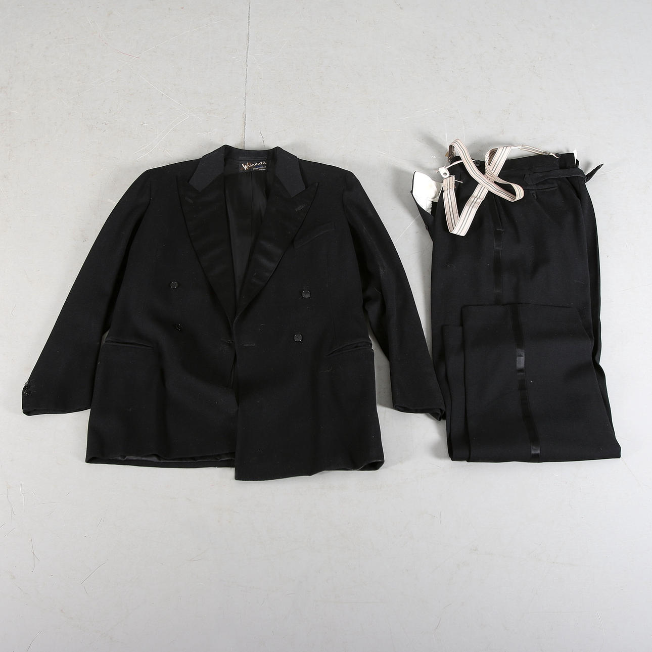 SMOKING, 2 delar, Windsor, Sundströms, Härnösand, 1900-talets mitt. Strl.ca 52/54.