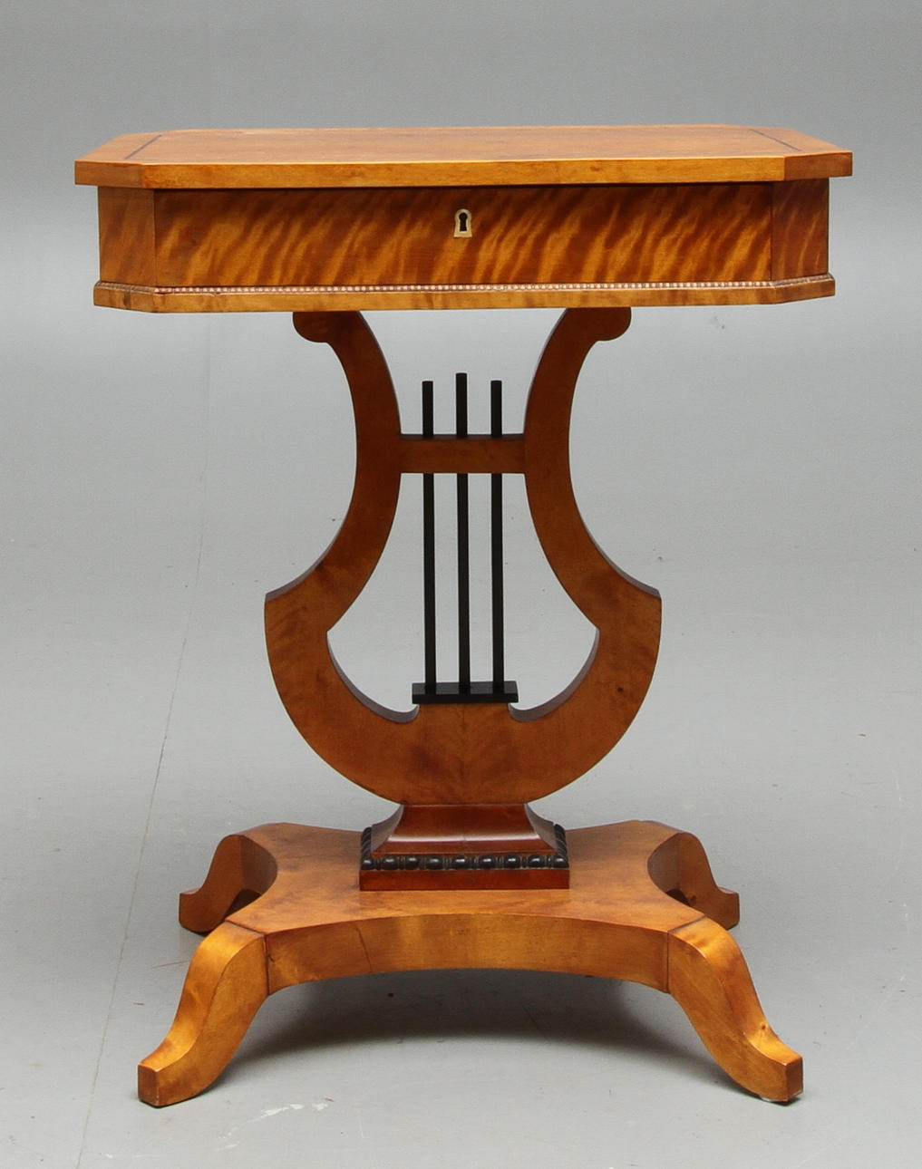 SYBORD, med dekor av lyra, 1900-tal.