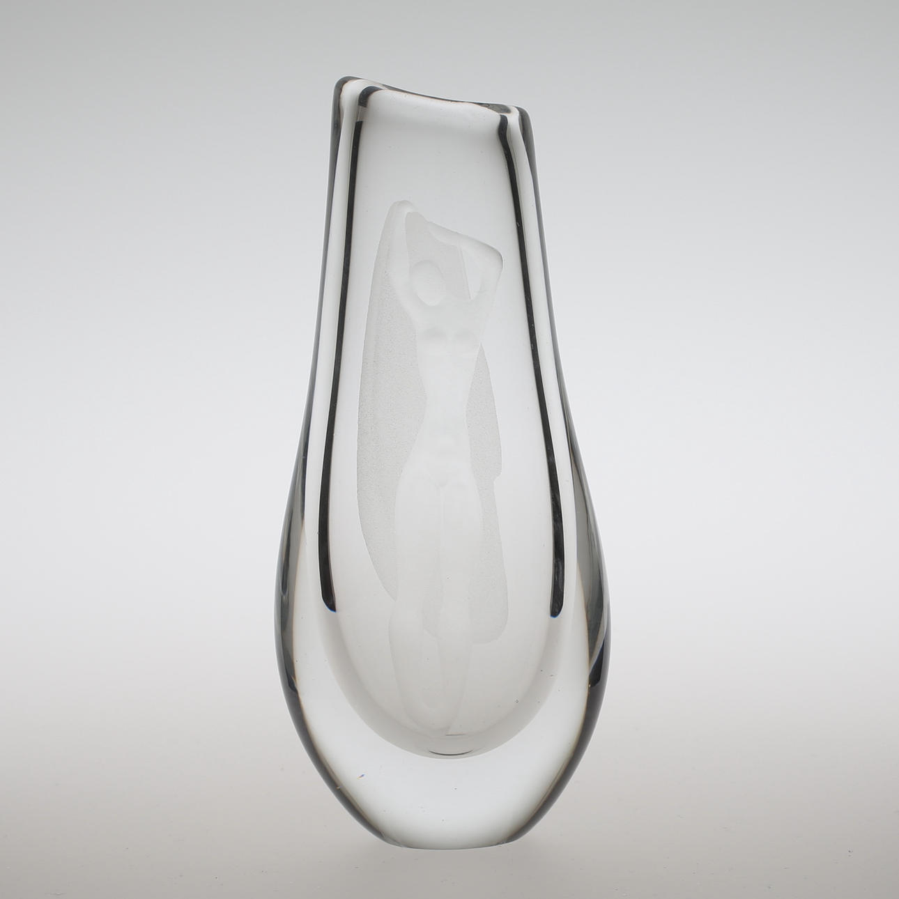 VICKE LINDSTRAND. Vas, glas, Kosta, signerad LG 151.