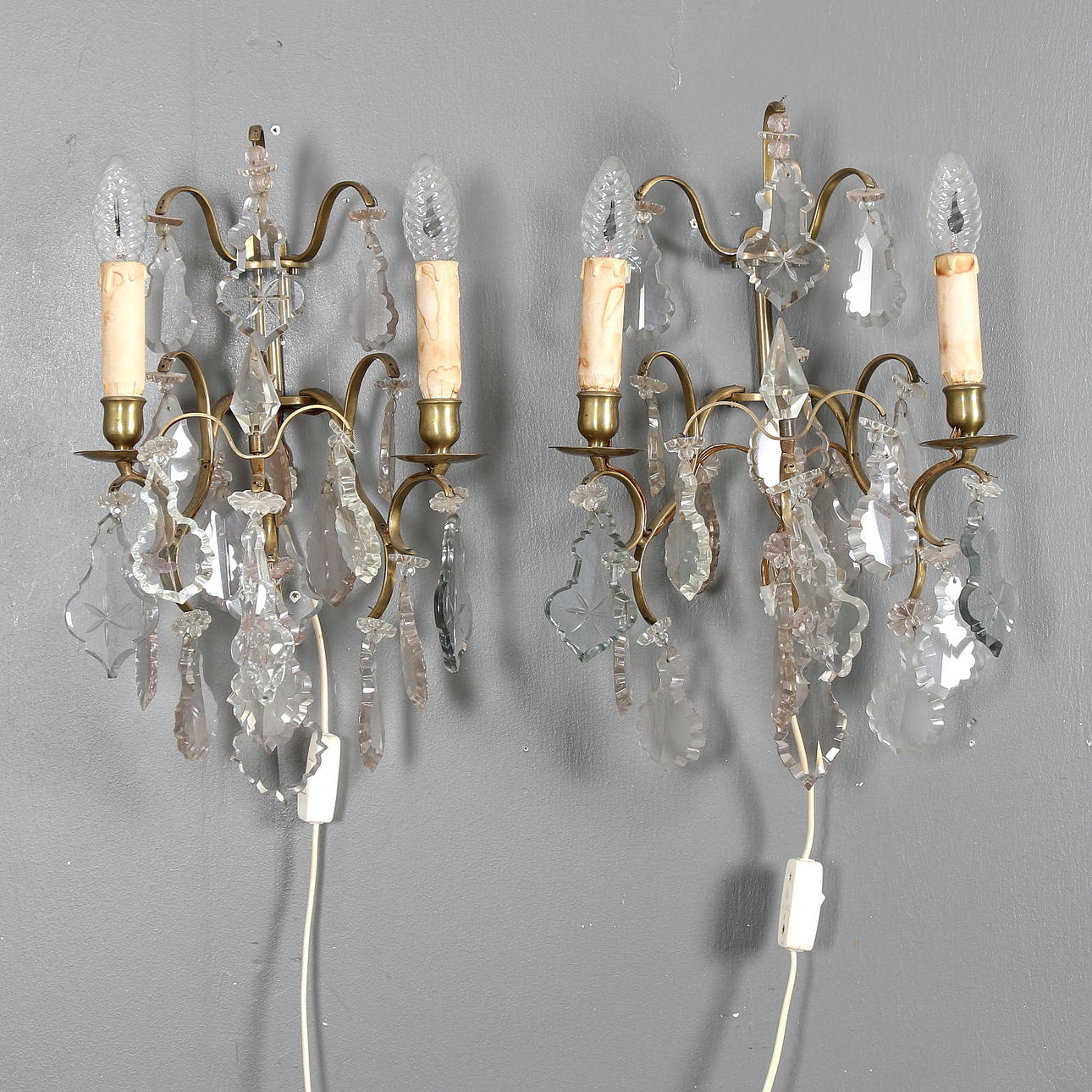 LJUSLAMPETTER, ett par, kristall och mässing, rokokostil, omkring sekelskiftet 18/1900.