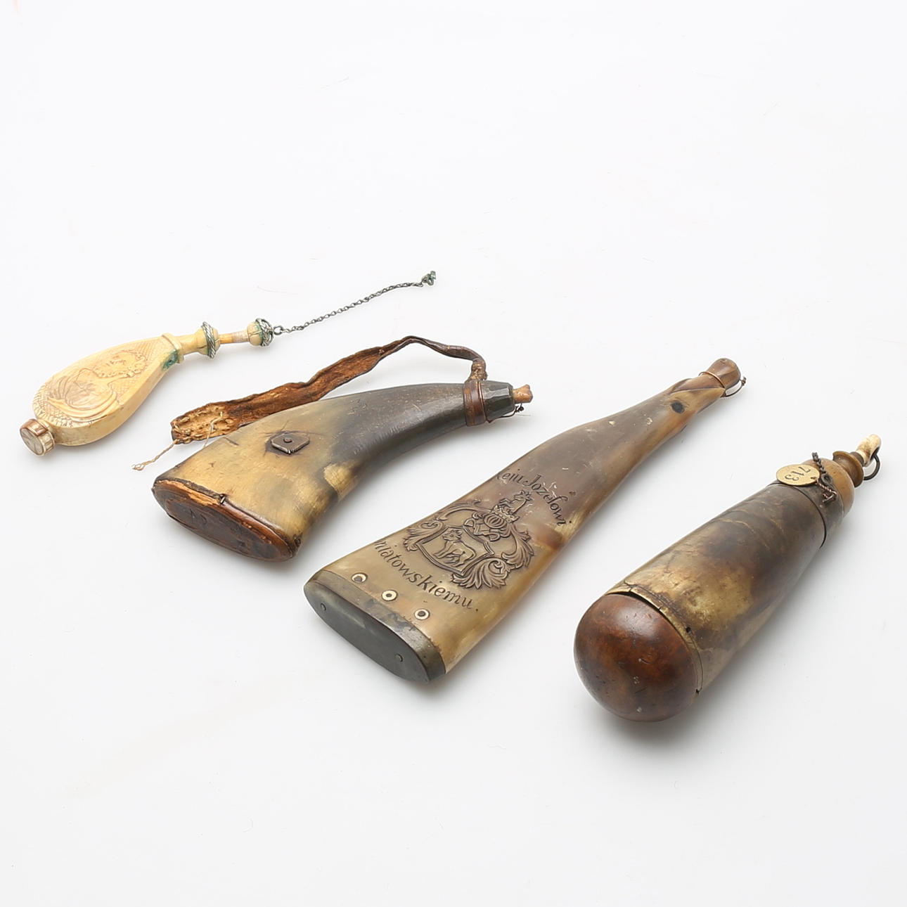 KRUTHORN och krutflaska, 4 st, 17/1800-tal.