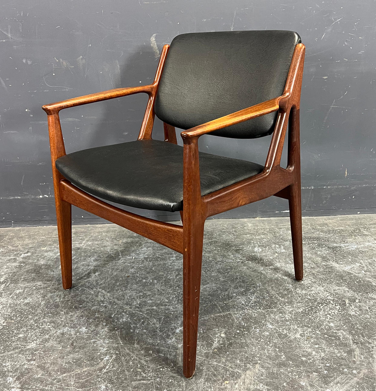 ARNE VODDER. FÅTÖLJ.