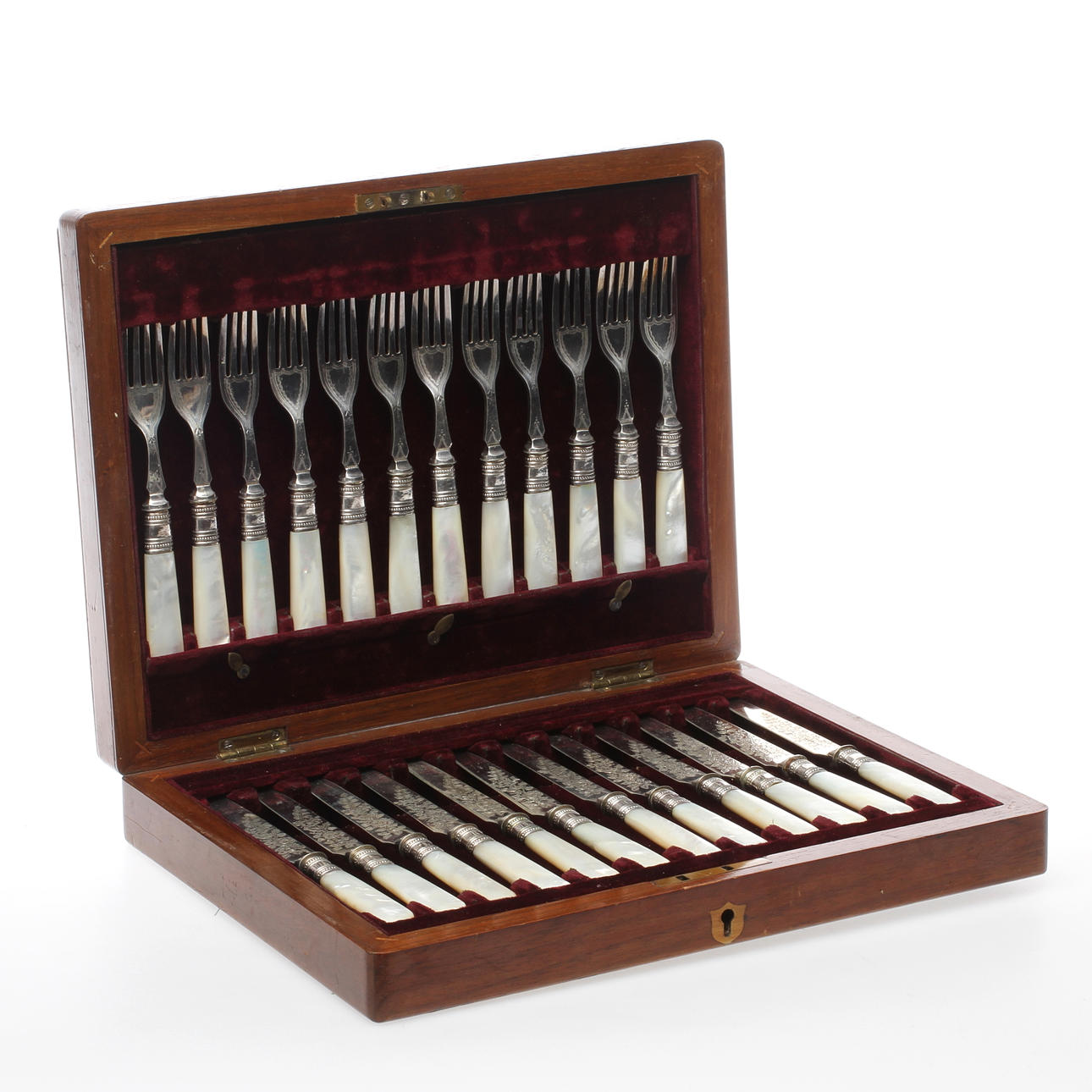 BESTICK I SCHATULL, silverplätering med pärlemorskaft, England, 1900-talets första hälft.