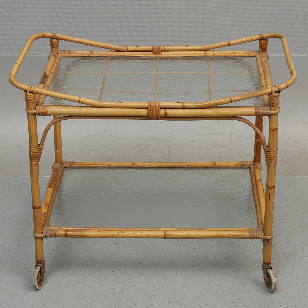 SERVERINGSVOGN, bambus, to glasplader på hjul.