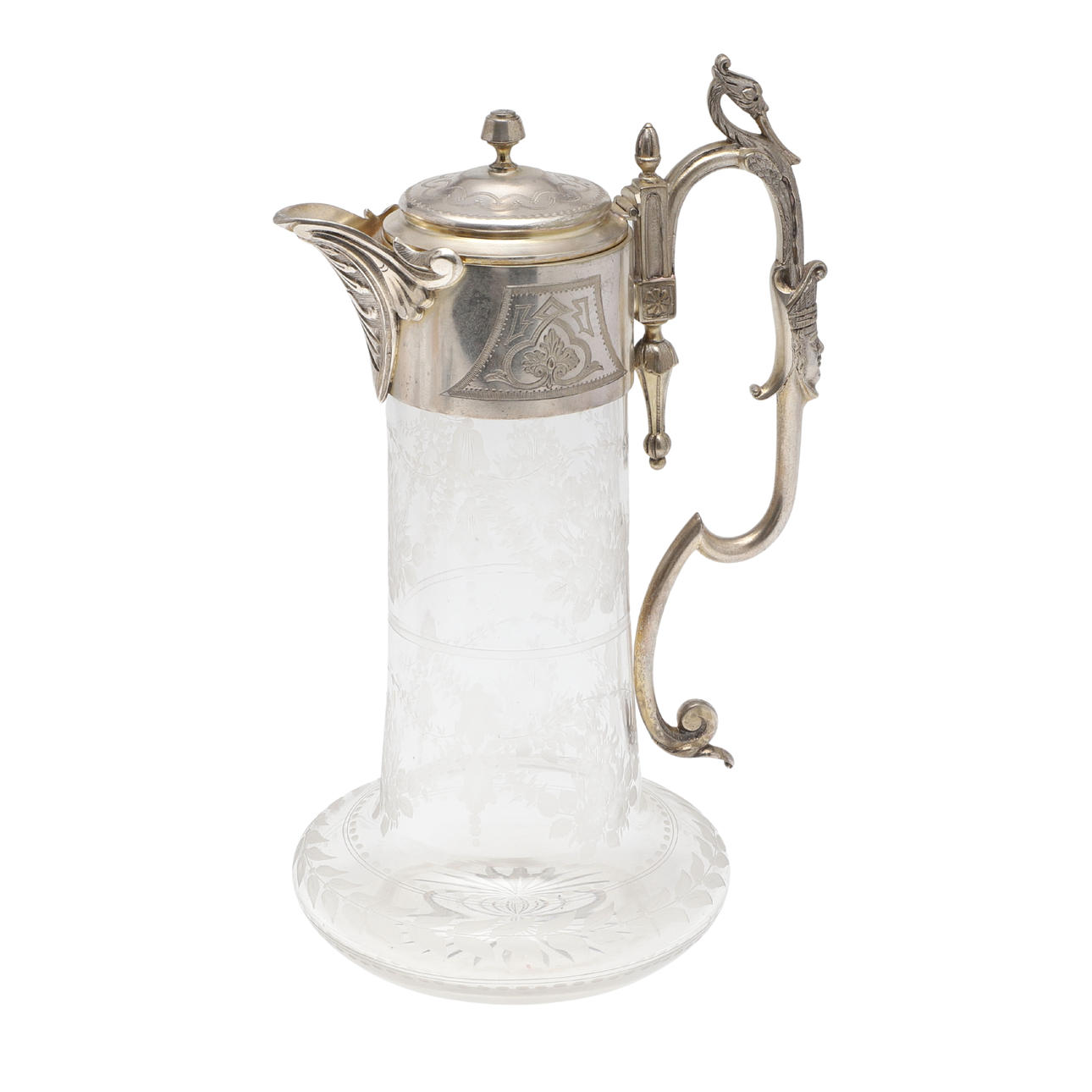A SILVER PLATED MOUNTED CLEAR GLASS CLARET JUG.