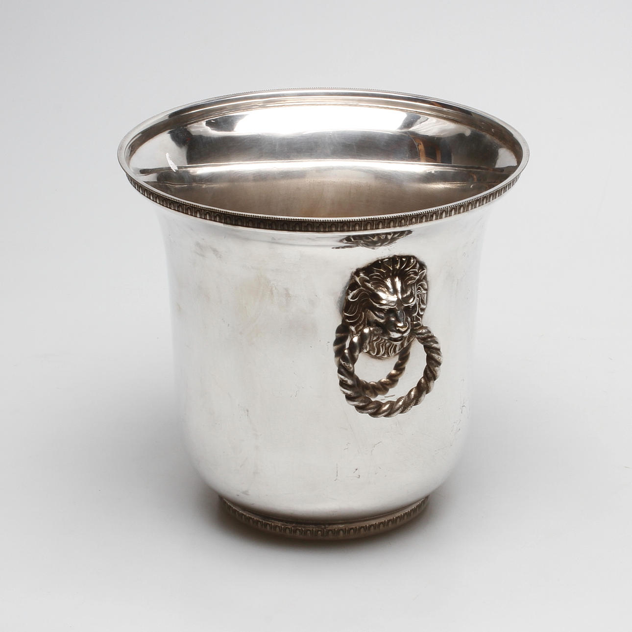 CHAMPAGNEKYLARE, vitmetall, troligen Frankrike, 1900-tal.