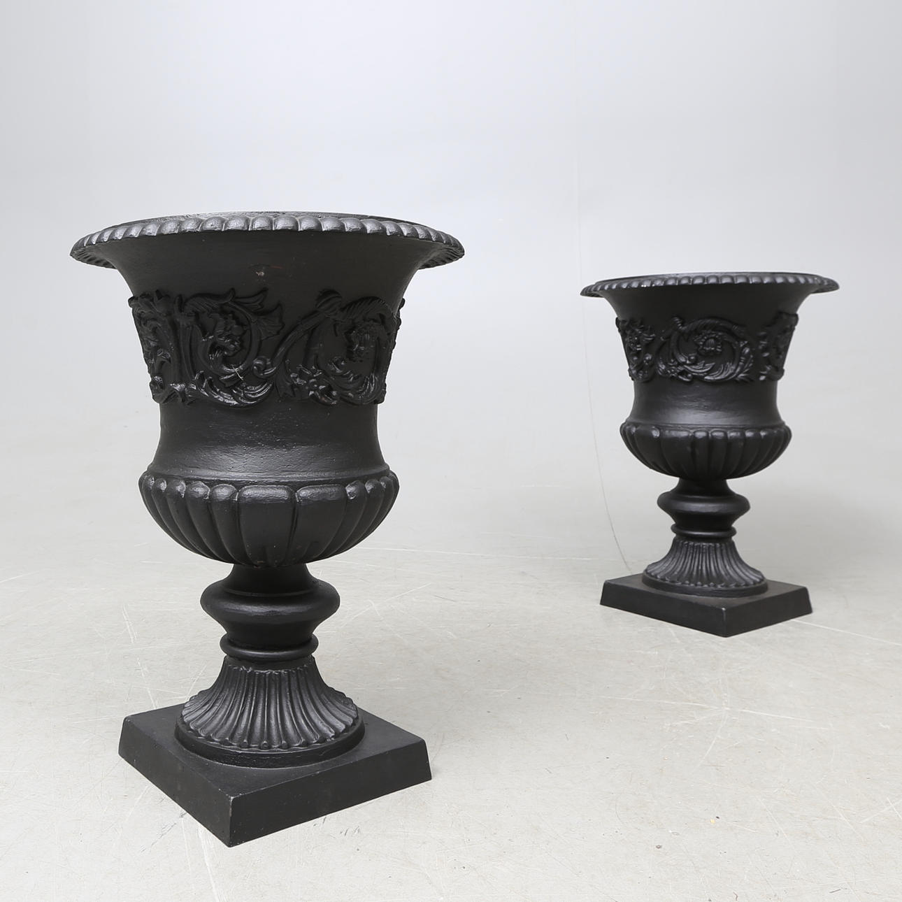 TRÄDGÅRDSURNOR, ett par, gjuten metall, 2000-tal.