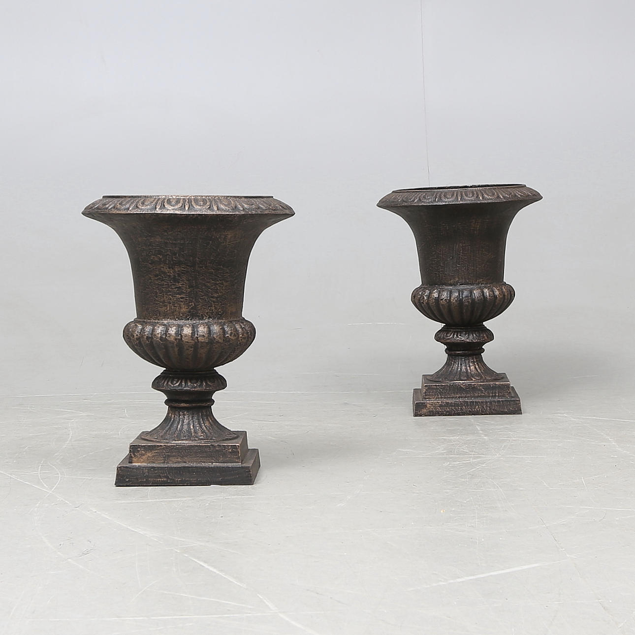 TRÄDGÅRDSURNOR, ett par, gjuten metall, 2000-tal.