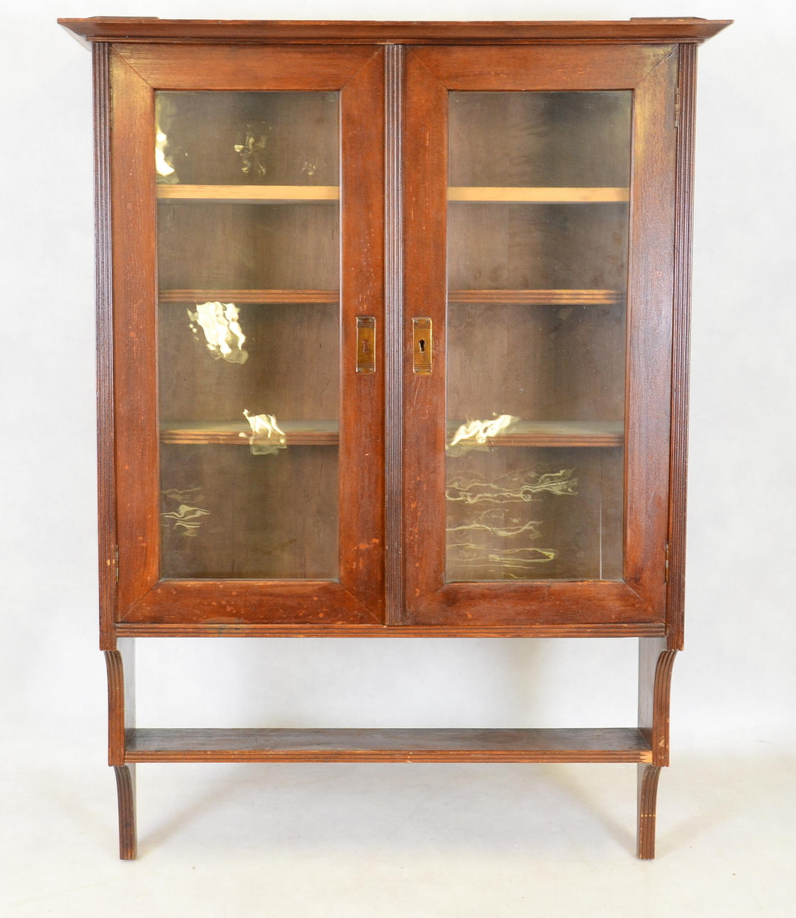 HYLLA MED VITRINÖVERDEL, 1900-talets första hälft.