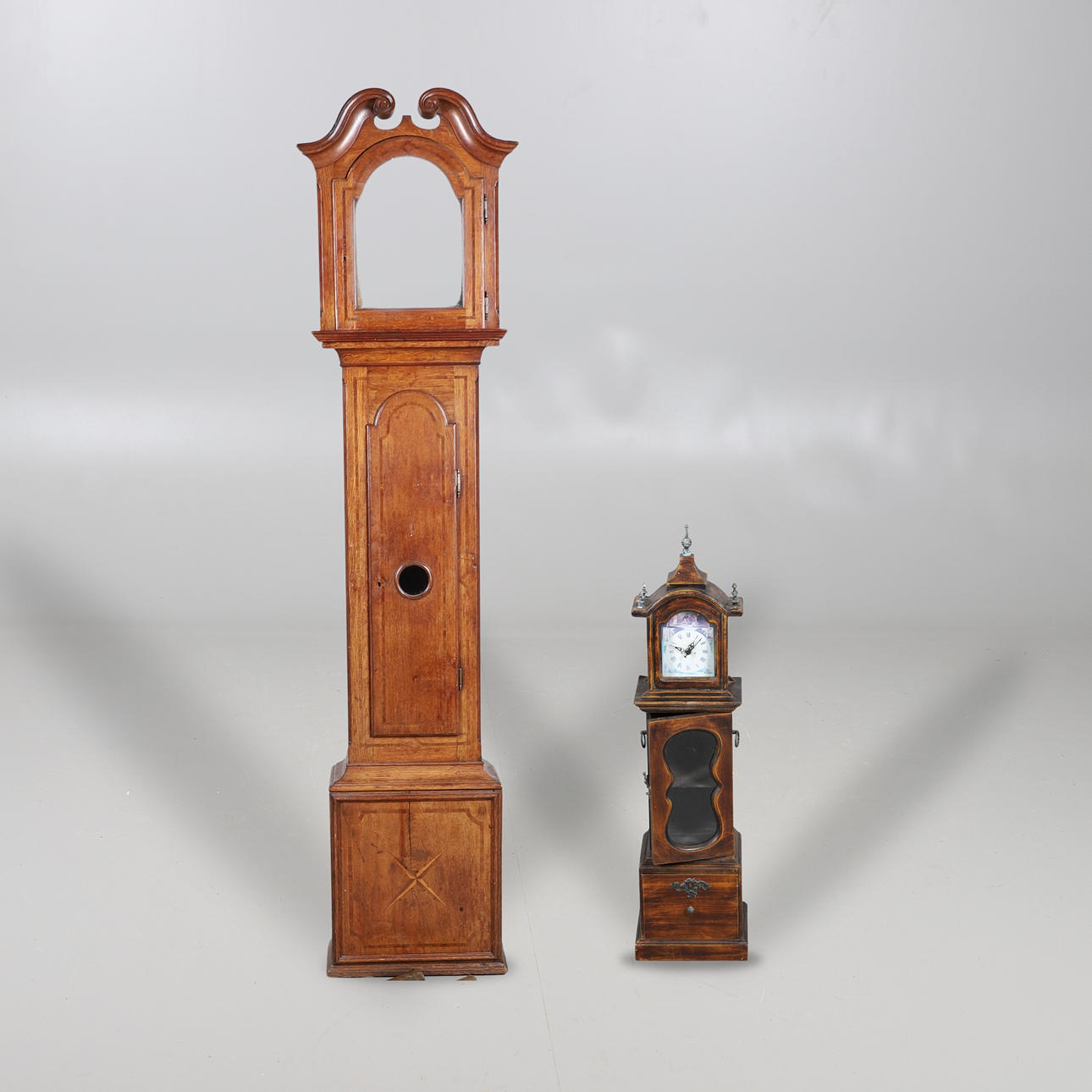 ANTIKE STANDUHR MIT EICHENGEHÄUSE - SIEMSEN ROSTOCK.