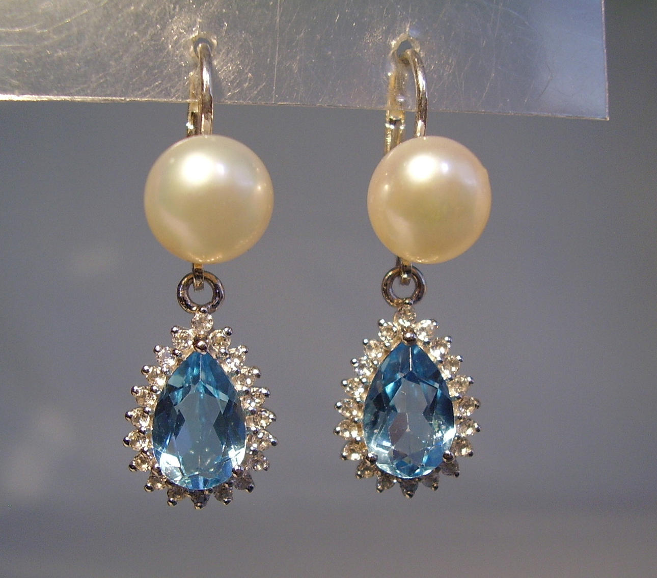 BLÅ TOPAZ ÖRHÄNGEN MED ÄKTA VITA PÄRLOR 925 silver.