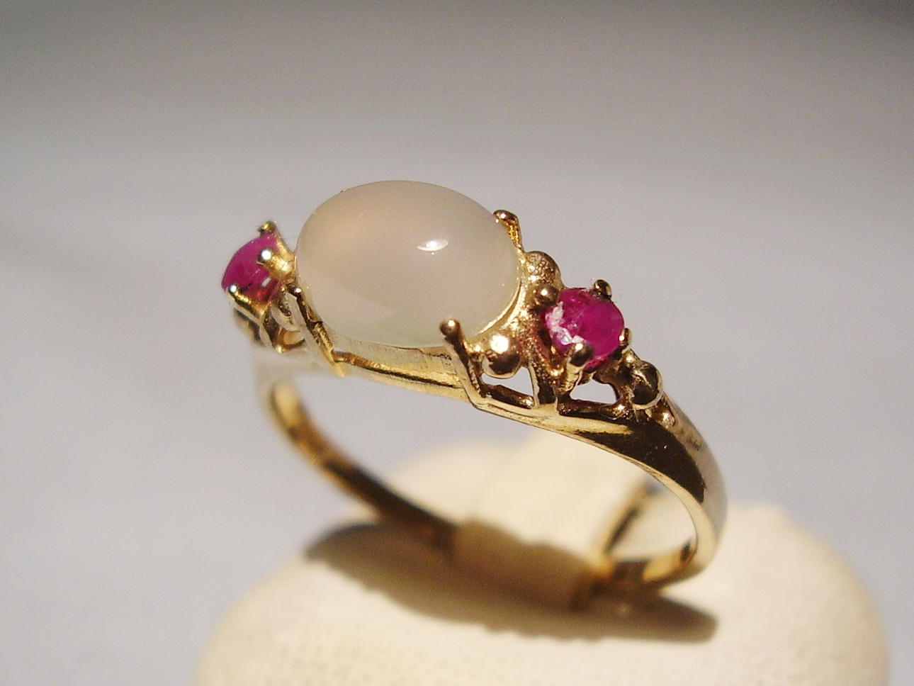 RING MED MÅNSTEN OCH RUBINER ROSÉGULD 585.