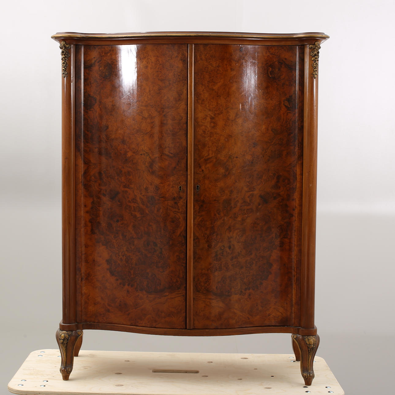 SKÅP, 1800-tal, svängd front. Valnötsrot.