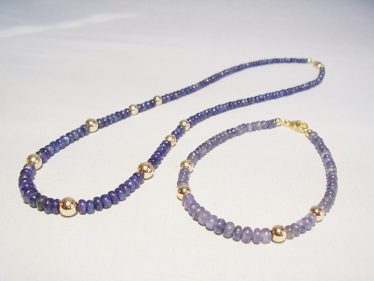 Smyckeset safirkedja och safirarmband gult guld 585, safirer tillsammans ca. 110 ct.