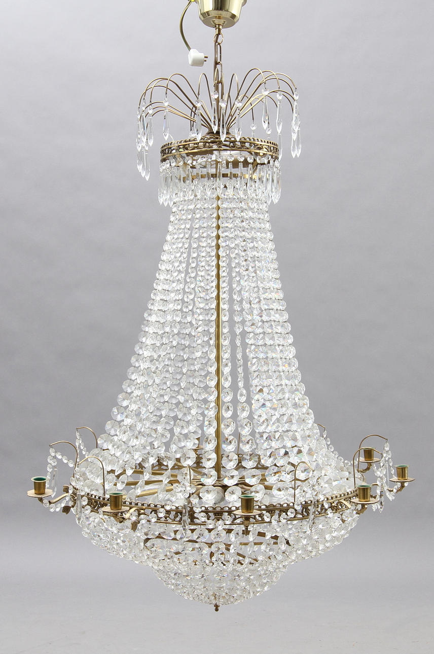 LJUSKRONA med prismor, gustaviansk stil, 1900-tal.