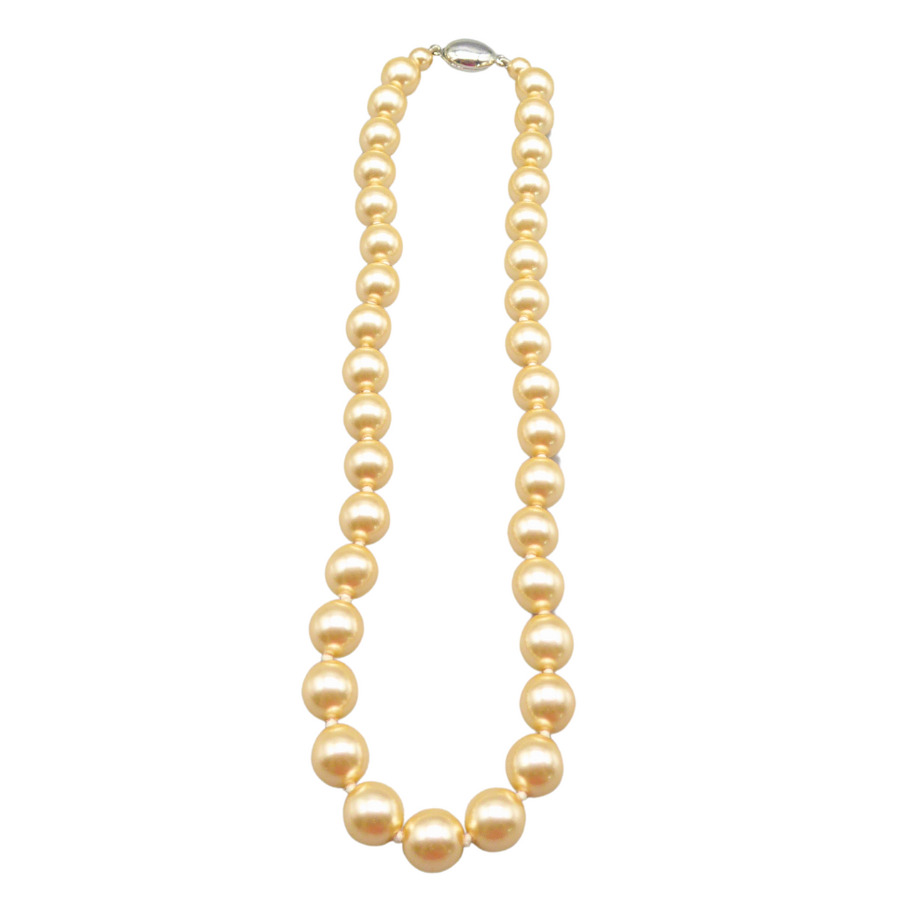 KORT PERLEHALSKÆDE MED MAGNETISK LUKNING.