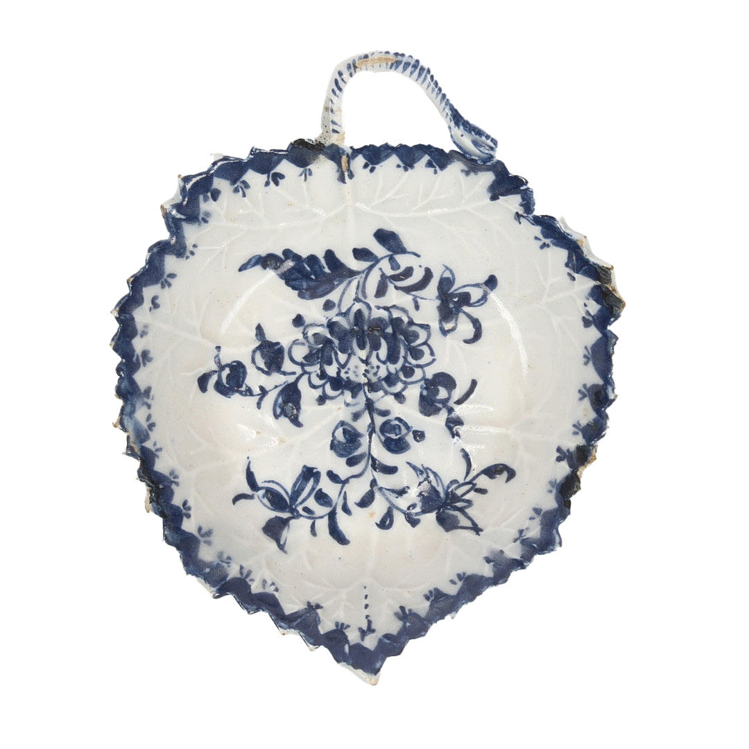 A LOWESTOFT PORCELAIN PICKLE DISH.