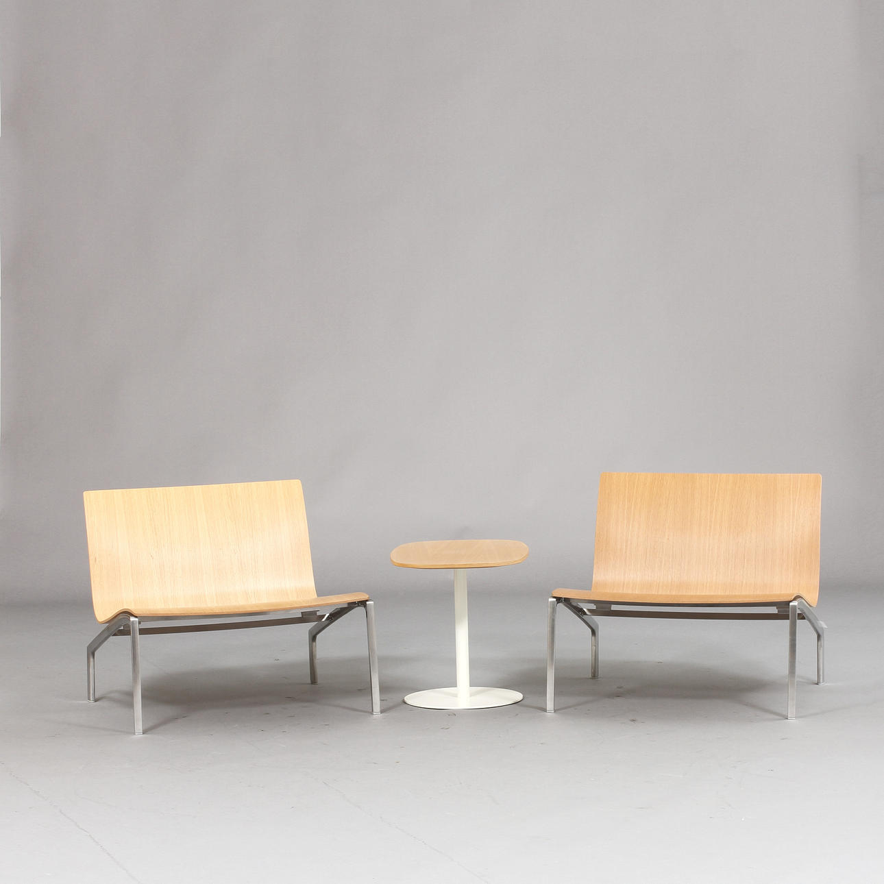 FÅTÖLJER, ett par samt BORD, Piero Lissoni för Fritz Hansen.