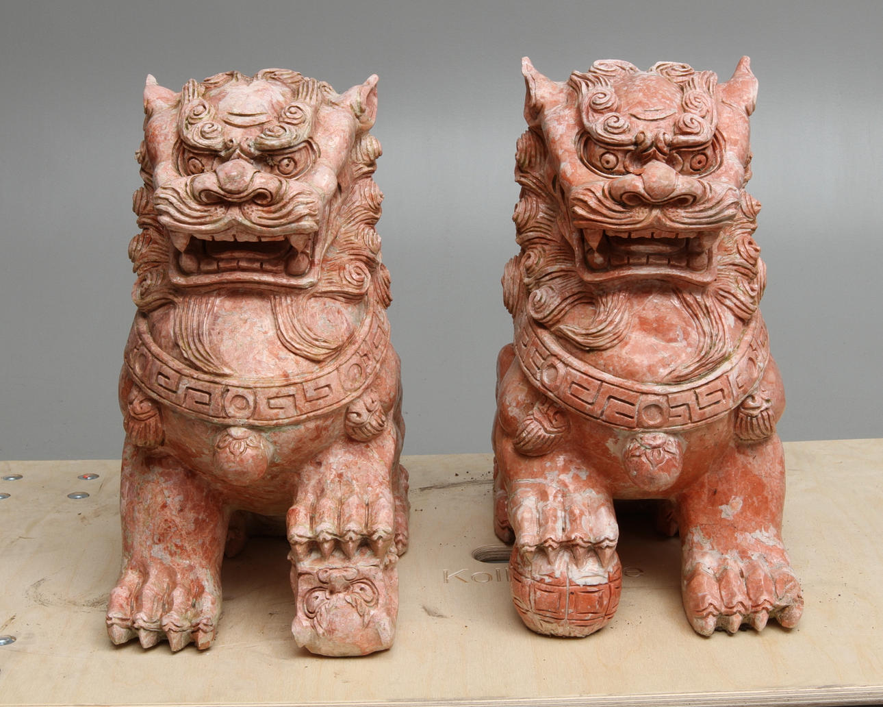 TEMPELHUNDAR, skulpterad sten, 19/2000-tal.