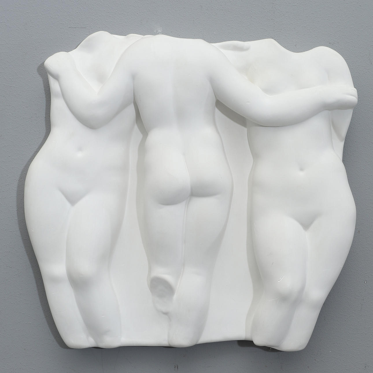 VÄGGRELIEF, De tre gracerna, bemålad gips.