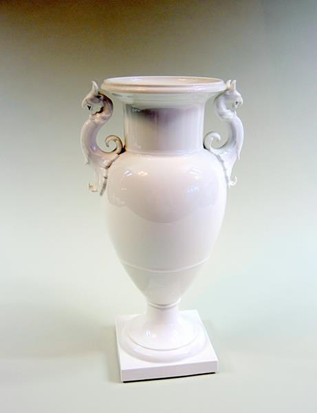 KPM, amfora vas med plasthandtag.