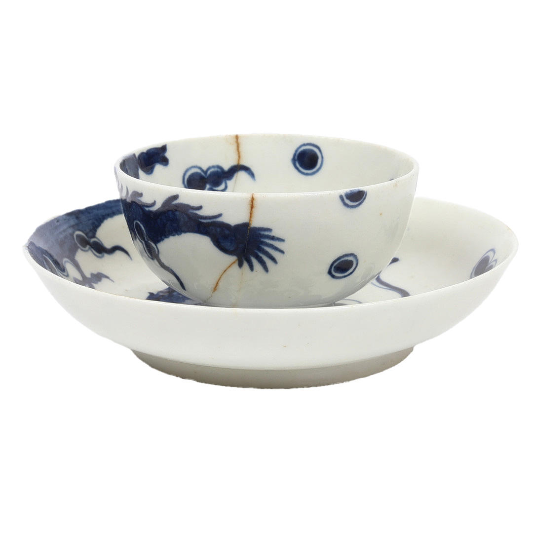 EN LÅGMJUK DRAKMÖNSTRAD TESKÅL OCH FAT.