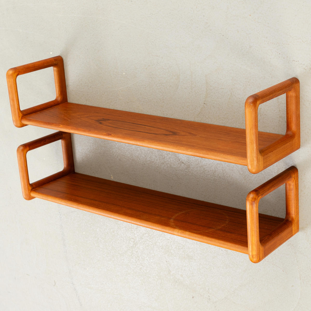 Drylund Denmark. Paar Wandregale, 2. Hälfte 20. Jh.