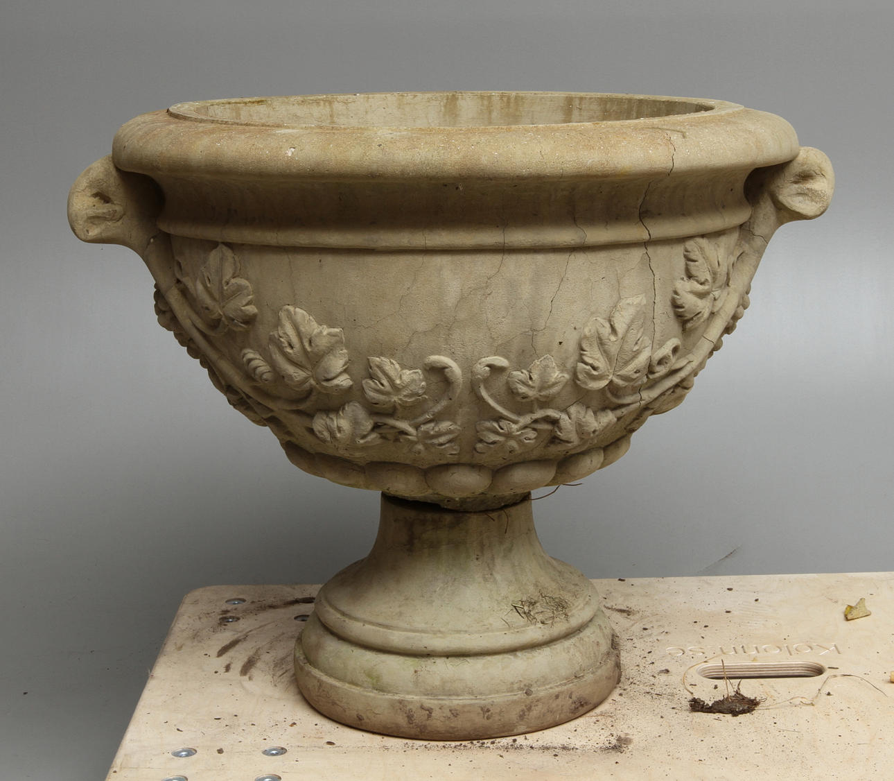 TRÄDGÅRDSURNA, på postament, gjutmassa, 19/2000-tal.