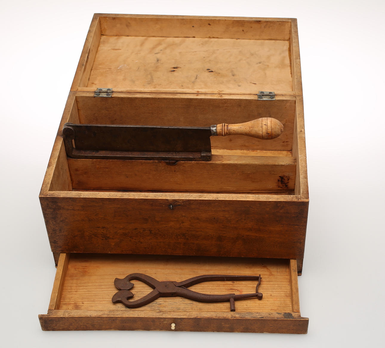 SOCKERLÅDA med kniv och sockertång. Tidigt 1900-tal.