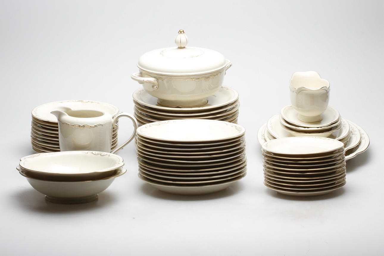 MATSERVIS, 57 delar, porslin, König. Tettau, Tyskland, 1900-tal.