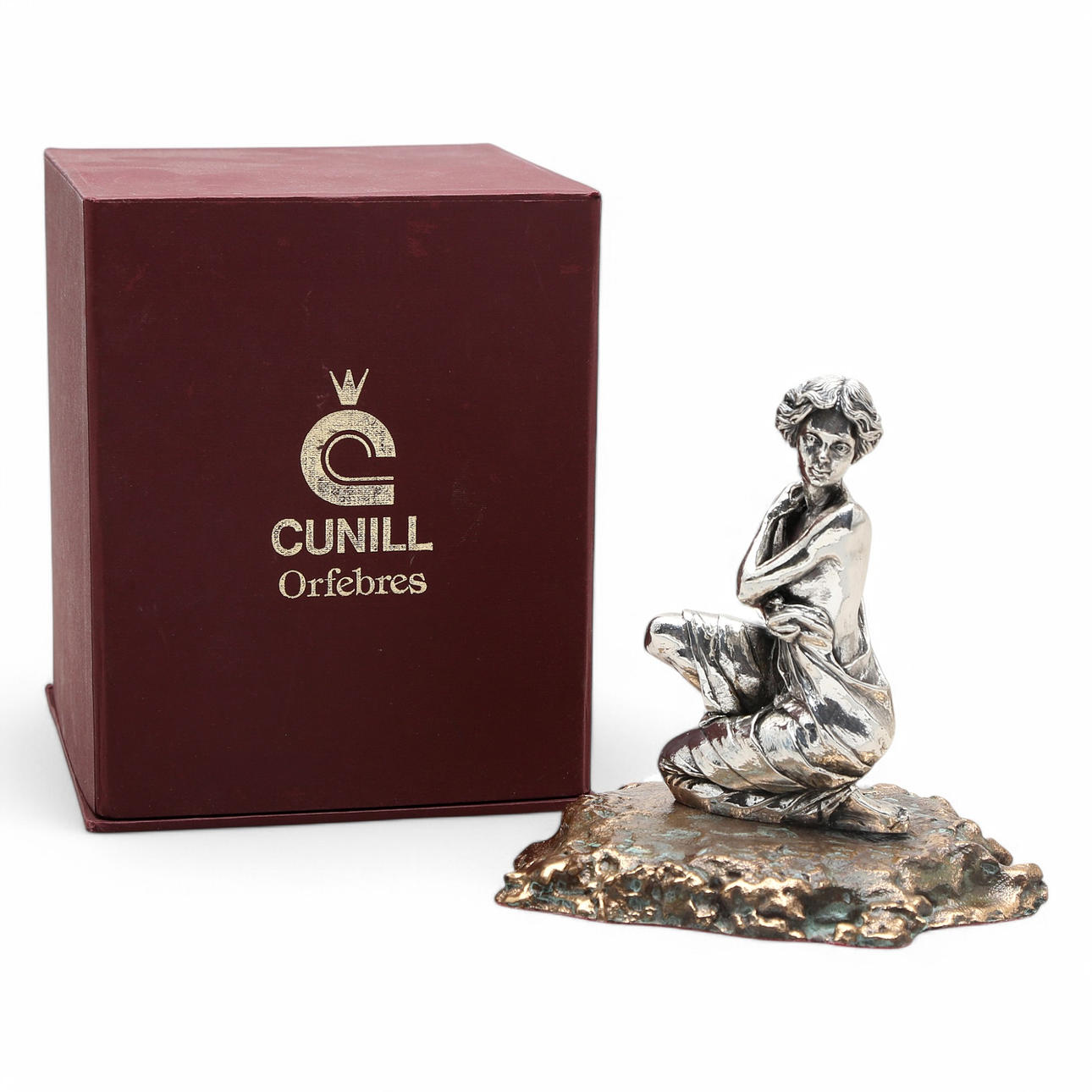 CUNILL ORFEBRES. Una joven.