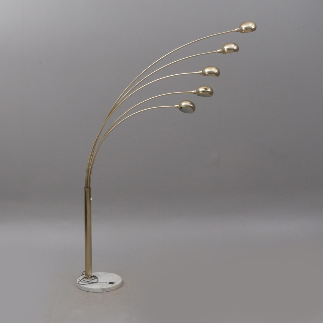 STEHLEUCHTE, mehrarmig, Metall, auf Steinplatte.