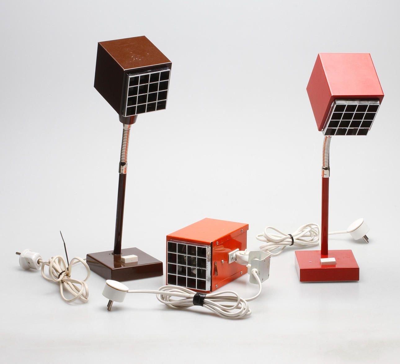 BORDSLAMPOR, 2 st samt VÄGGLAMPA, "Elidus Kuben", Hans Agne Jakobsson, 1900-talets andra hälft.