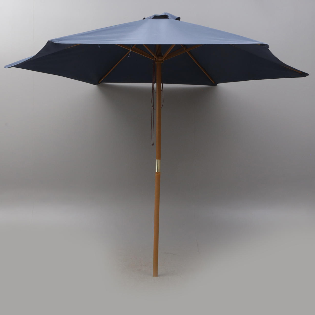 PARASOLL.med hållare av sten.