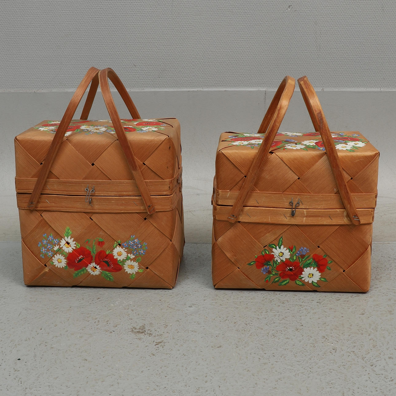 SPÅNKORGAR, 2 st. målade blommor, 1900-tal.