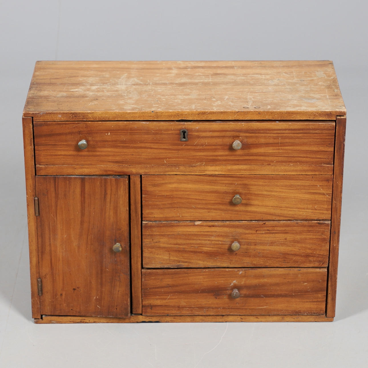 EN LITEN BYRÅ PÅ BORDSSKIVA.