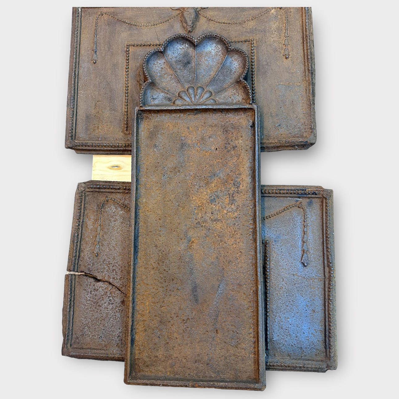 SÄTTUGNSPLATTOR, 3 st. gjutjärn, 1700-tal.