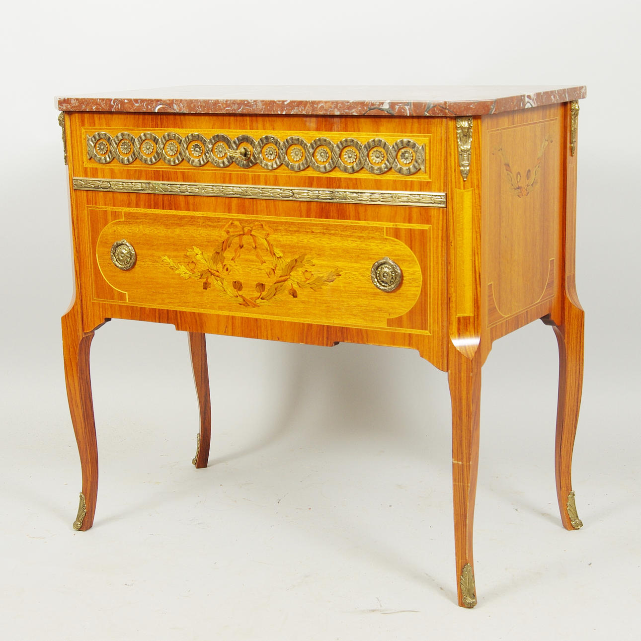 BYRÅ, 2-lådig, mahogny med intarsia, gustaviansk stil.