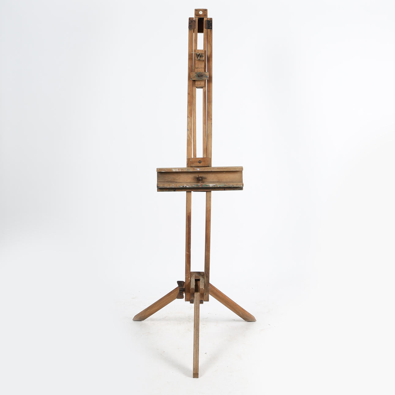 A MID 20TH CENTURY ARTISTS EASEL, CIRCA 1940.