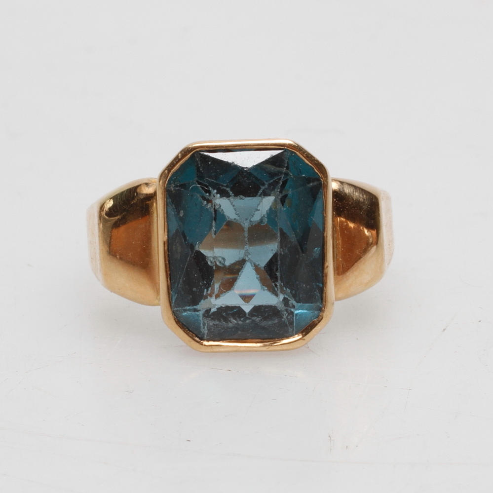 Ring, 18k guld, vikt ca 4,3 gram.
