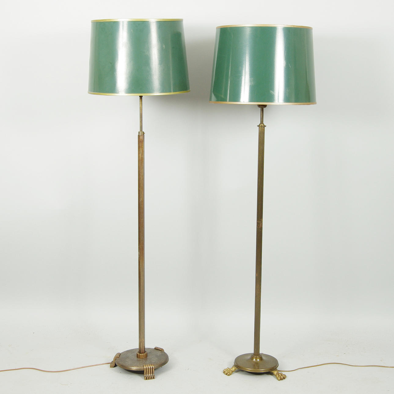 GOLVLAMPOR, 2 stycken snarlika, mässing.