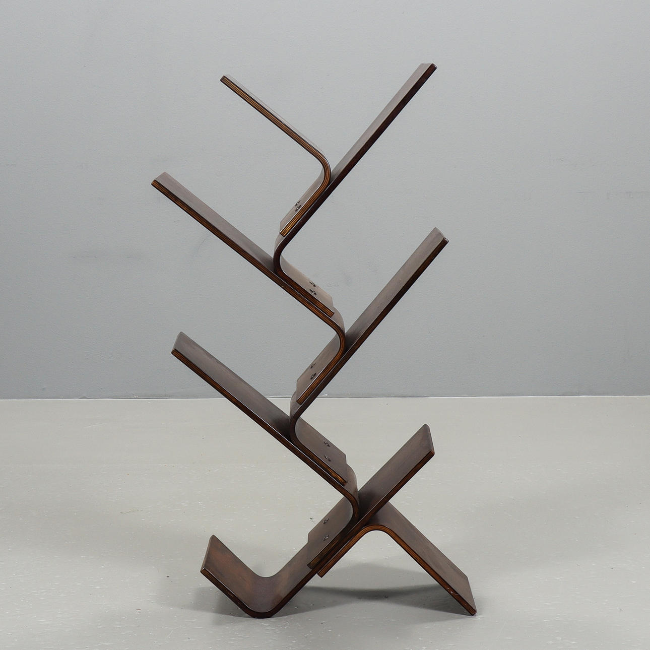 TIDNINGSSTÄLL / BOKHYLLA.