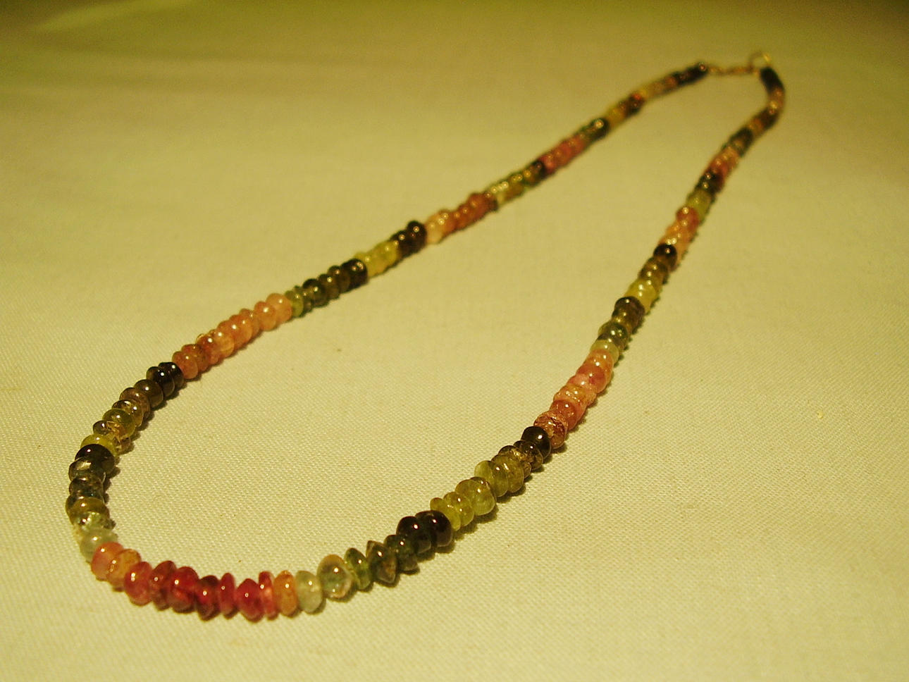 TURMALIN HALSBAND FLERFÄRGAD 65 ct. med gult guld lås.