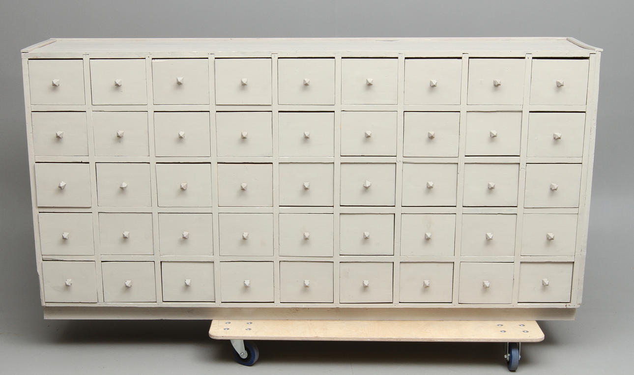 KÖPMANNADISK, med 45 lådor.