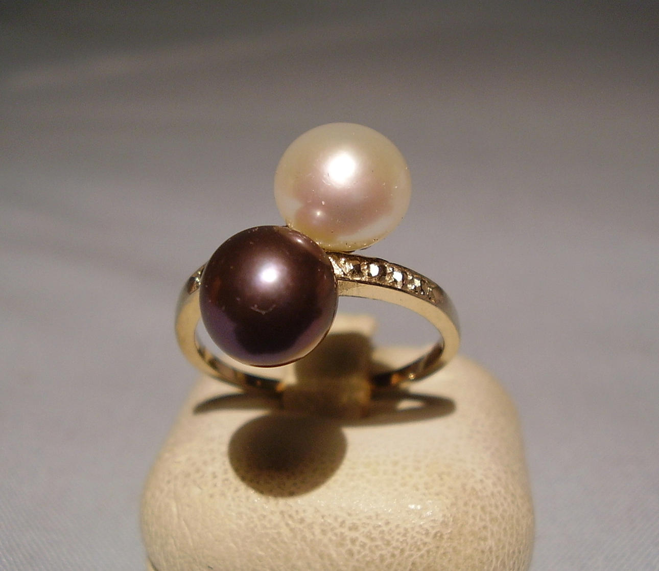 DUBBEL PÄRLRING MED SVART OCH VIT PÄRLA 585 vitguld.