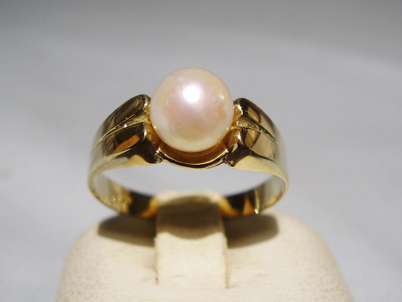 GULDRING MED AKOYA ODLAD PÄRLA gult guld 333.