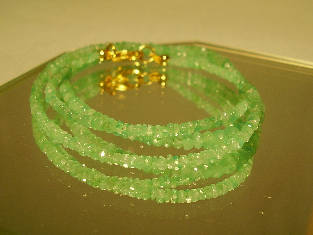 BRIGHT EMERALD HALSBAND facetterade smaragder toppade cca 25 ct.